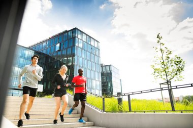 Gençler birlikte çalışan City.