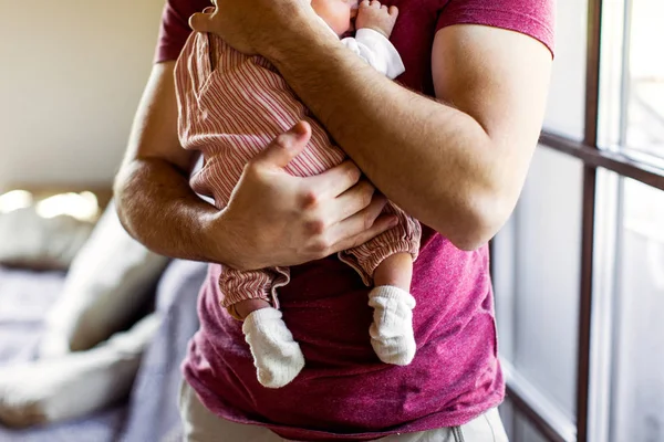 Tânărul tată de nerecunoscut acasă ţinându-şi bebeluşul în braţe — Fotografie, imagine de stoc