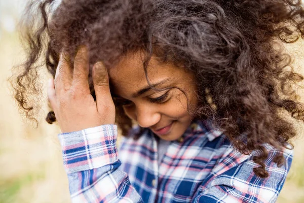 Afroamericano ragazza in camicia a quadri all'aperto in campo . — Foto Stock