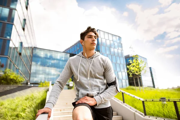 Loper in de stad rusten voor glas gebouwen. — Stockfoto