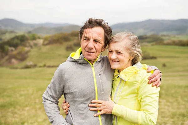 Mooie senior lopers rust buiten in de zonnige herfst natuur — Stockfoto