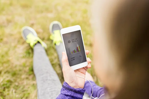 Aktive Seniorin in freier Natur mit Smartphone nicht wiederzuerkennen. — Stockfoto