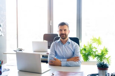 İşadamı ile laptop ofisinde masasında.