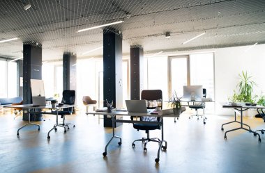 Büyük parlak boş modern ofis işten sonra iç.