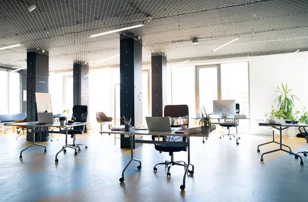 Büyük parlak boş modern ofis işten sonra iç.