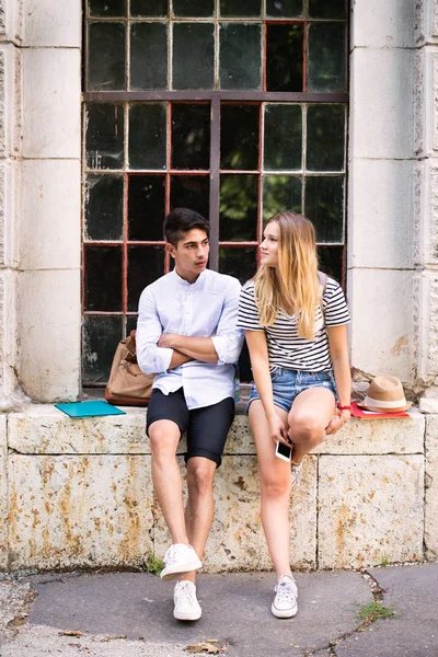 Aantrekkelijke tiener student paar poseren voor Universiteit. — Stockfoto