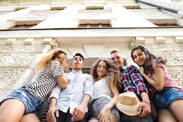 Estudantes adolescentes atraentes posando na frente da universidade . — Fotografia de Stock