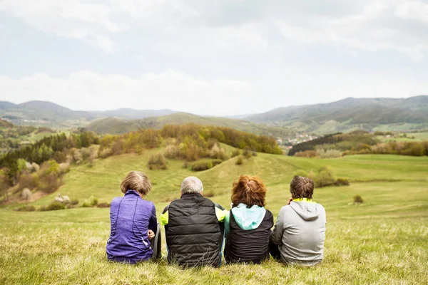 Grupp av äldre löpare utomhus, vila. Vy bakifrån. — Stockfoto