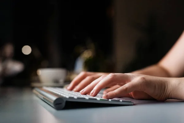 Handen op toetsenbord. Zakenvrouw op kantoor bij nacht. — Stockfoto