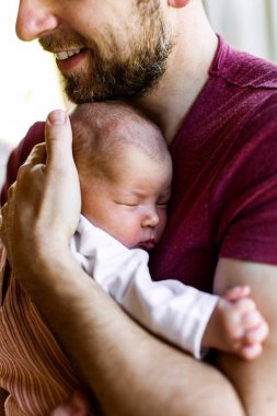 Tanınmayan genç baba evde onun yeni doğan bebek GIR holding