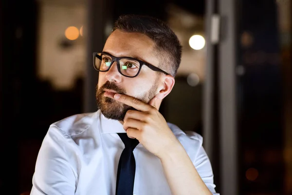 Homme d'affaires dans le bureau travaillant la nuit . — Photo