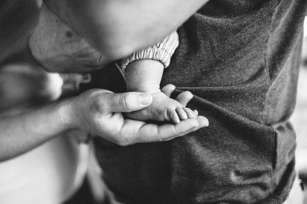 Pais irreconhecíveis em casa segurando seu bebê recém-nascido menina . — Fotografia de Stock