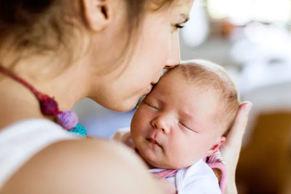 Genç anne evde yeni doğan bebek kızı holding — Stok fotoğraf