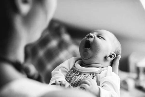 Madre irreconocible sosteniendo llorando bebé recién nacido niña . — Foto de Stock