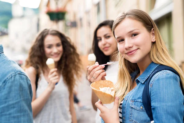 有吸引力的青少年学生，在城里吃冰激淋. — 图库照片