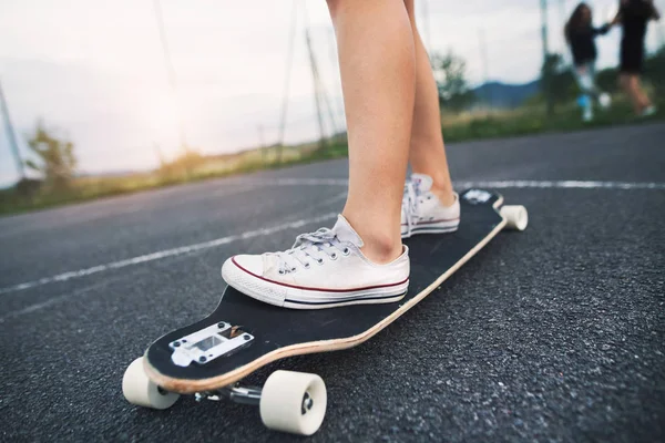 Oigenkännlig tonårig flicka på skateboard utomhus. — Stockfoto