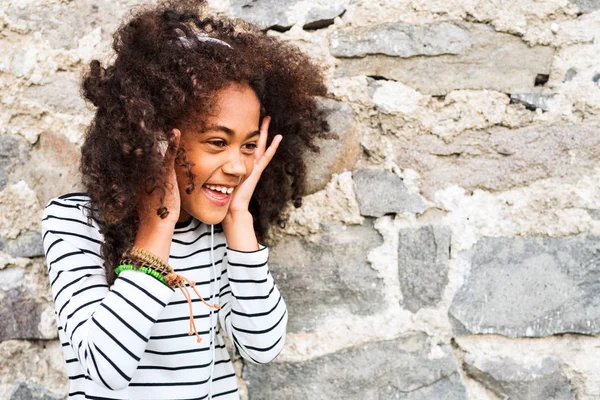 Bella ragazza afroamericana con le cuffie, ascoltare musica — Foto Stock