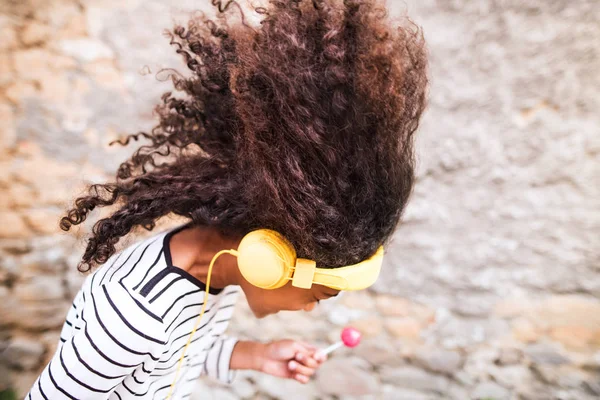 美丽的非洲裔美国女孩，戴着耳机，听音乐 — 图库照片