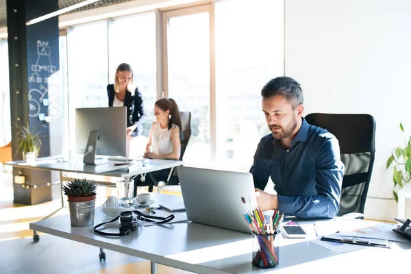 Três empresários no escritório trabalhando juntos . — Fotografia de Stock