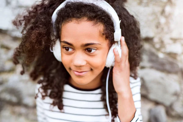 Piękna dziewczyna Afryki amerykański z słuchawki, słuchania muzyki — Zdjęcie stockowe