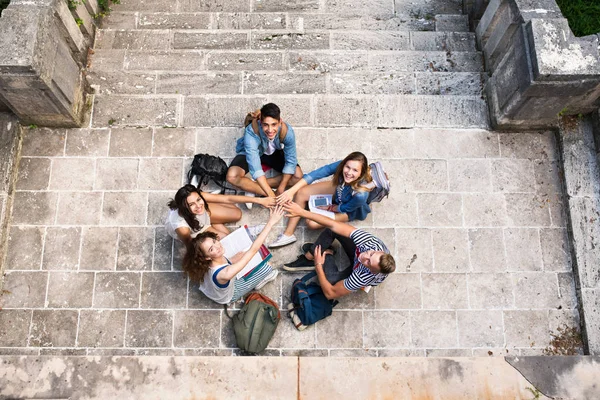 Genç öğrenciler taş adımları Üniversitesi önünde. — Stok fotoğraf