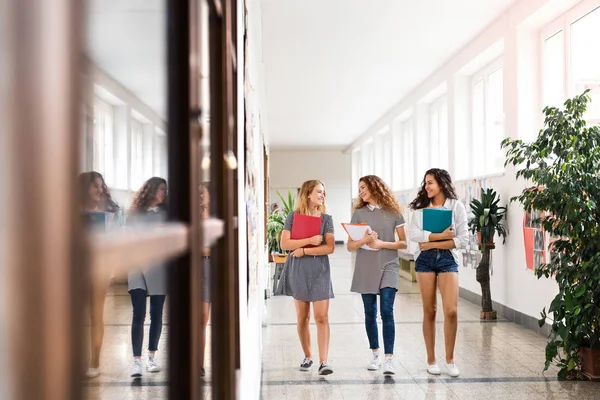 Tonåriga elever gå i gymnasiet hall under paus. — Stockfoto