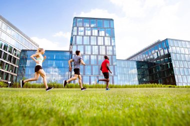 Gençler birlikte çalışan City.