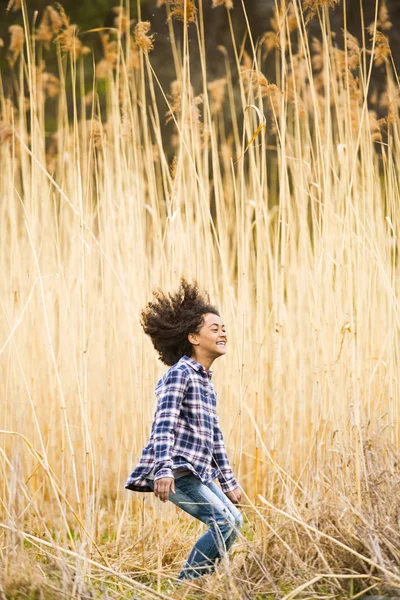 Afroamericano ragazza in camicia a quadri all'aperto in campo . — Foto Stock