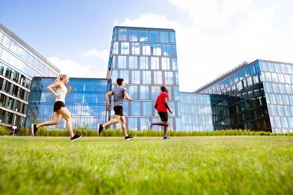 Gençler birlikte çalışan City.