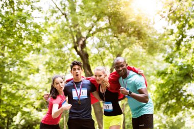 Grup genç uygun arkadaş bitirdikten sonra mutlu yarış.