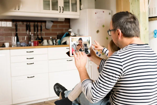 Giovane padre videochat con la madre su tablet . — Foto Stock