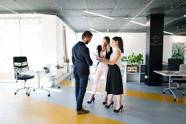 Business people in the office. Man and woman shaking hands. — Stock Photo, Image