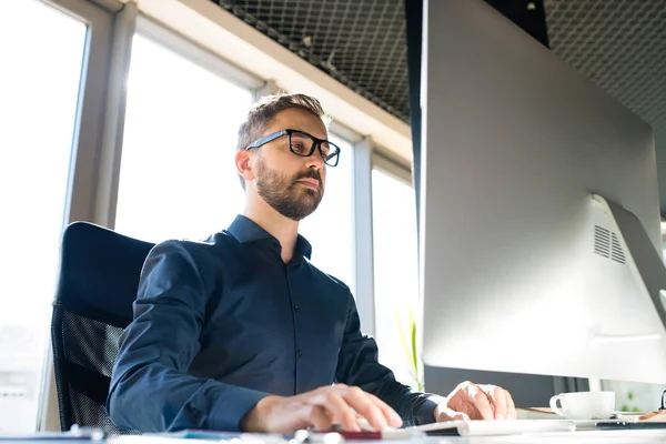 Affärsman på skrivbord med dator i hans kontor. — Stockfoto