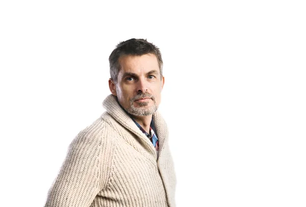 Uomo hipster maturo in maglione beige. Studio girato, isolato . — Foto Stock