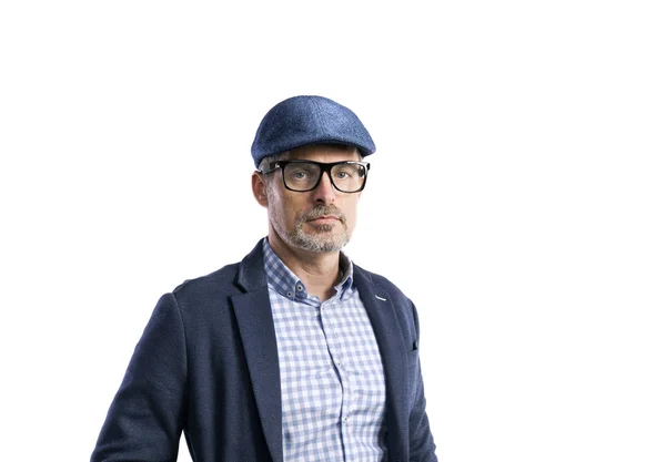 Homme hipster mature en chemise, veste et chapeau. Studio shot, isolat — Photo