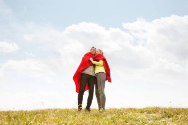 Dışarıda güneşli sonbahar doğada dinlenme güzel kıdemli koşucu