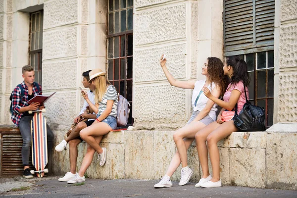 Grupo de estudiantes adolescentes hablando frente a la universidad . —  Fotos de Stock