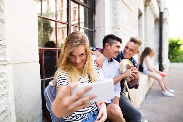 Grupo de estudiantes frente a la universidad tomando selfie . —  Fotos de Stock