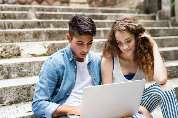 Εφηβική φοιτητές με laptop κάθεται πέτρινα σκαλοπάτια. — Φωτογραφία Αρχείου