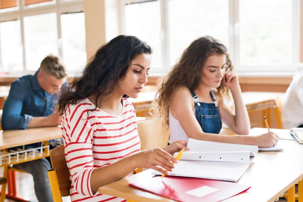 Drie middelbare scholieren bij school learning. — Stockfoto