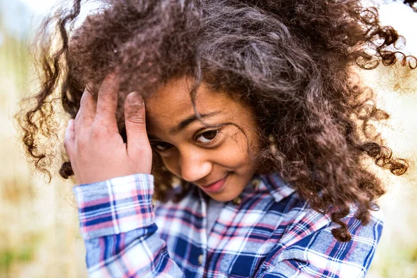 Afroamericano ragazza in camicia a quadri all'aperto in campo . — Foto Stock