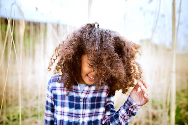 非洲裔美国女孩在户外领域的格子衬衣. — 图库照片