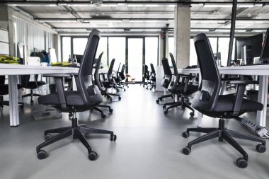 İşten sonra büyük boş modern ofis iç.