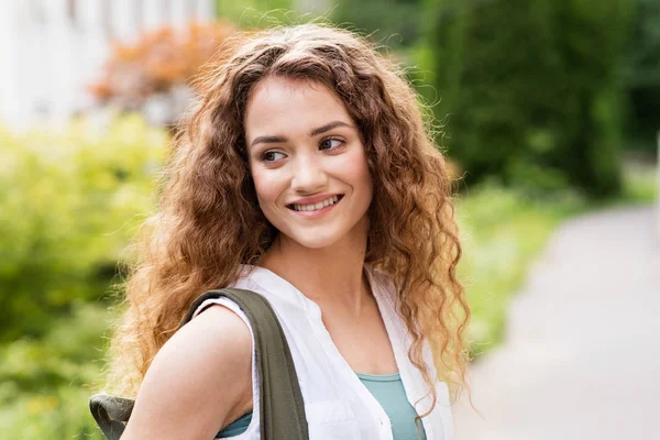 Όμορφη εφηβική φοιτητής θέτοντας σε εξωτερικούς χώρους σε πάρκο. — Φωτογραφία Αρχείου