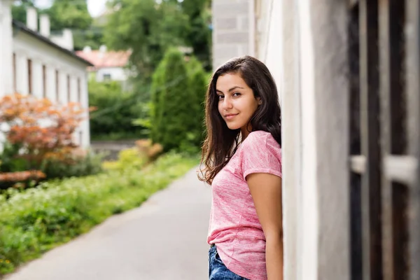 Mooie tiener student buiten aan de betonnen muur. — Stockfoto