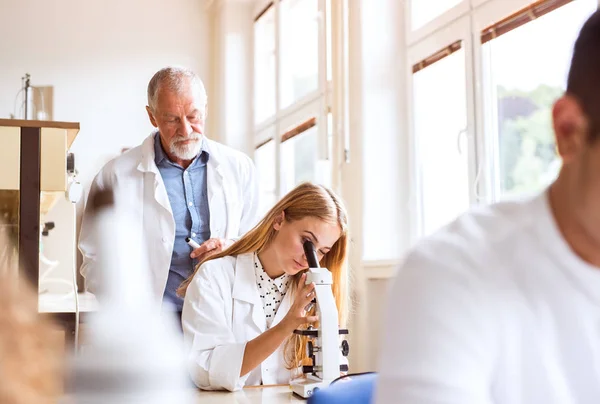 Vedoucí učitel výuky biologie na střední škole student. — Stock fotografie