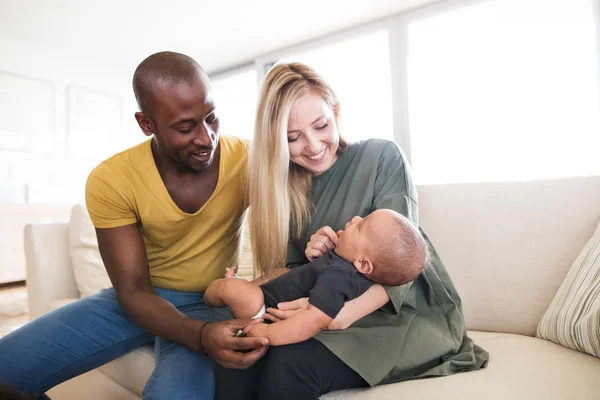 Joven familia interracial con pequeño hijo en casa . —  Fotos de Stock