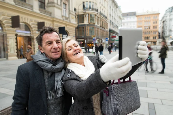 Piękna para starszy na spacerze w centrum miasta biorąc selfie. — Zdjęcie stockowe