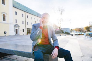 Komuta sizde kasabasında ile akıllı telefon, telefon görüşmesi