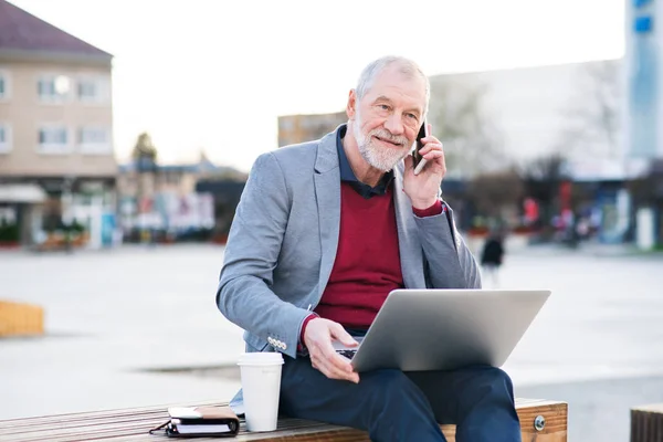 Senior man in de stad met de slimme telefoon, telefoongesprek maken — Stockfoto